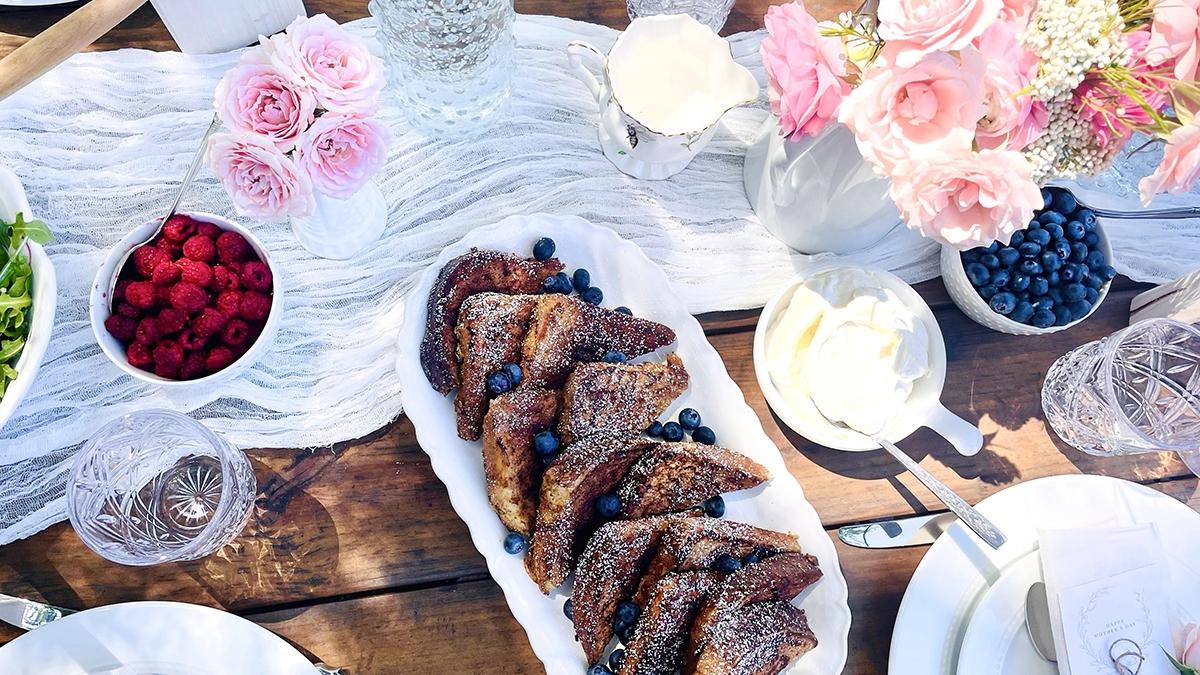 mothers-day-brunch-recipes-french-toast-table