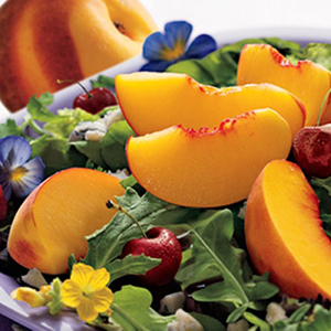 Mesclun salad with sliced peaches on top